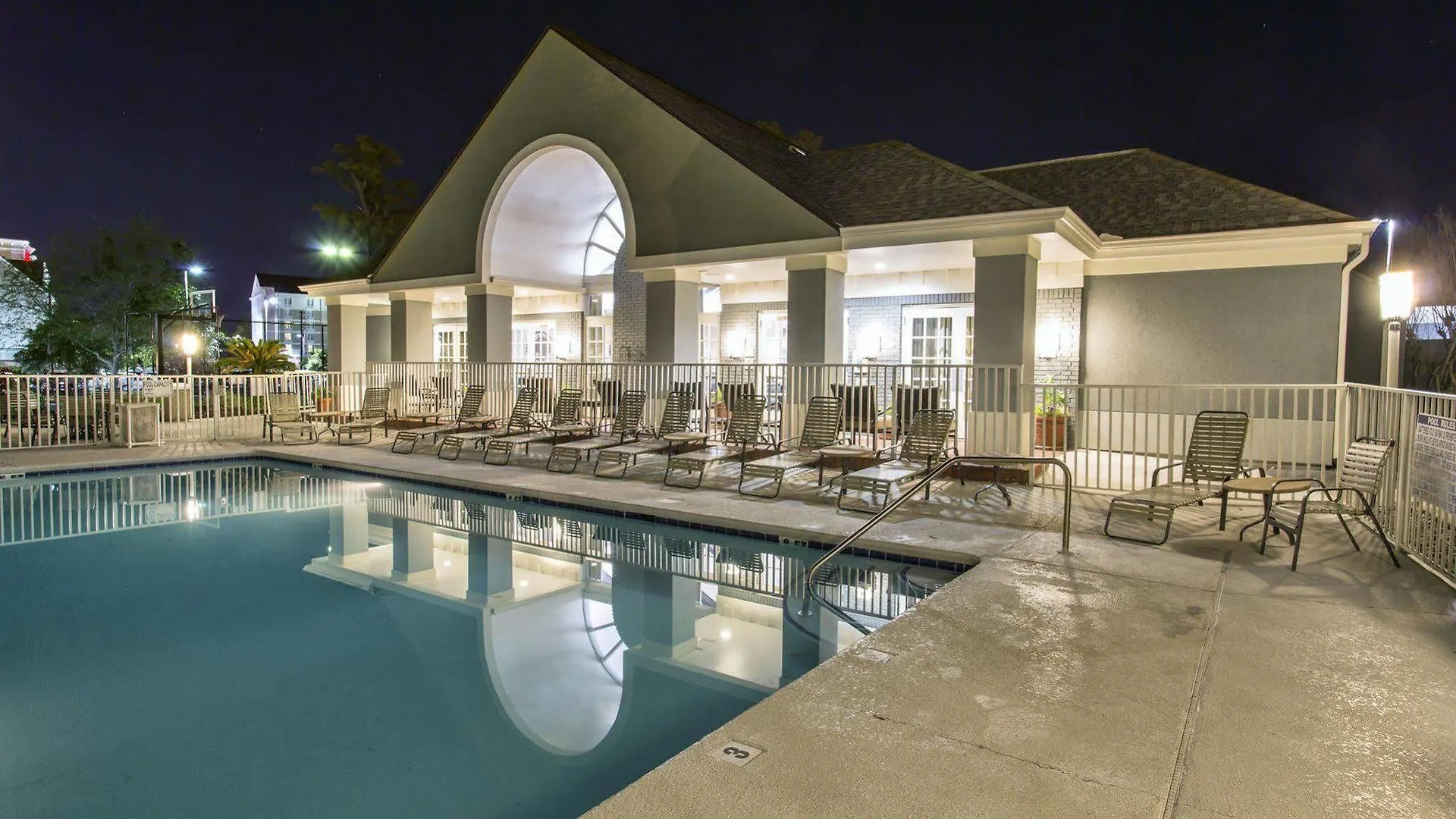 Homewood Suites By Hilton Savannah 3*,